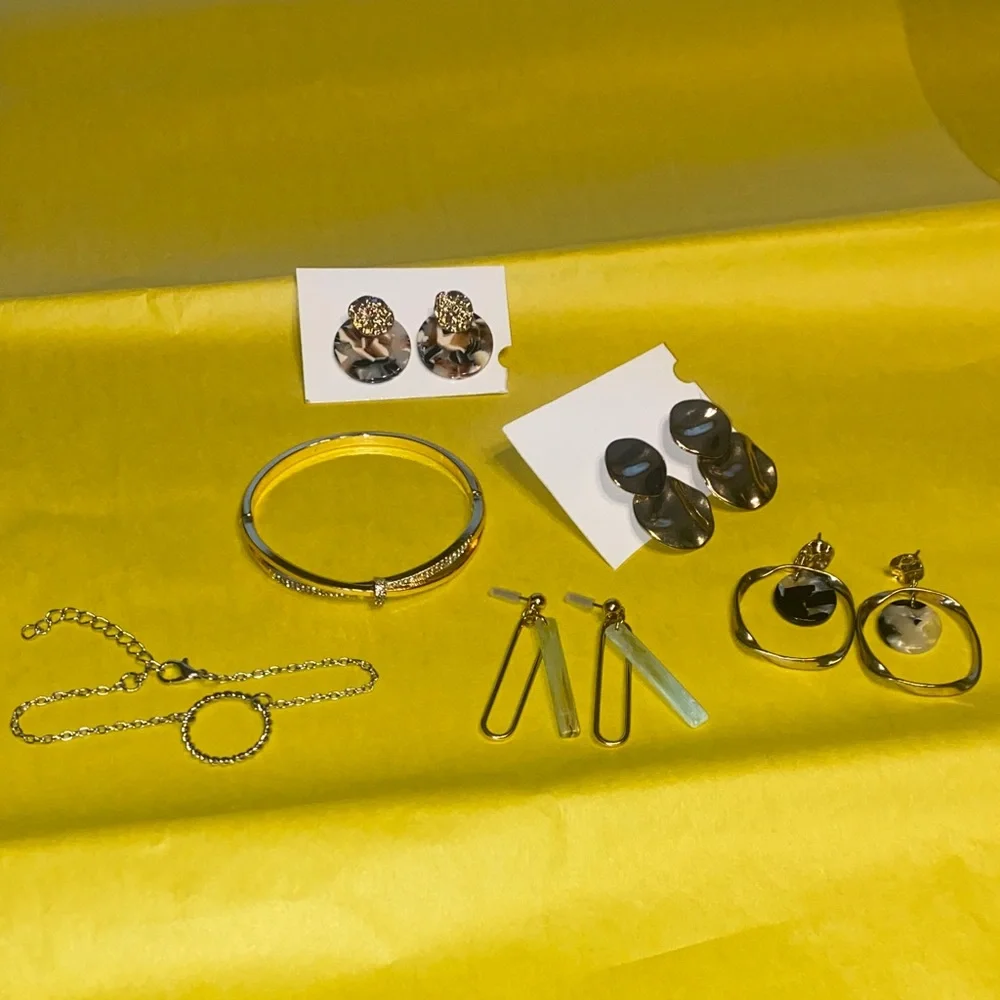 6 Jewelry Pieces Bundle from H&M Gold Classic - Picture 4 of 10
